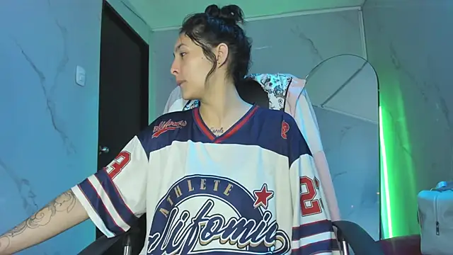 ChloeeTompson  online show from 11.22.25