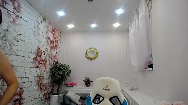 Snapshot of Cutie_Asya chatting on 10.13.25 Cutie Asya online show from 10.13.25