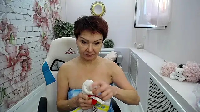 Snapshot of Cutie_Asya chatting on 10.22.25 Cutie Asya online show from 10.22.25