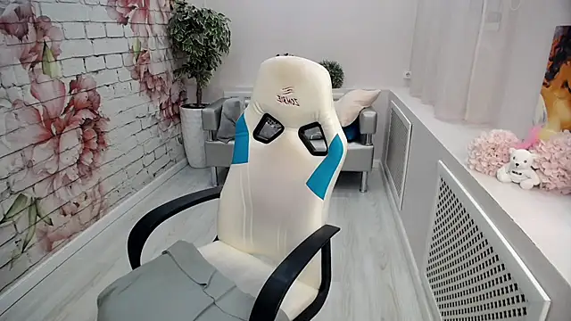 Snapshot of Cutie_Asya chatting on 10.28.25 Cutie Asya online show from 10.28.25