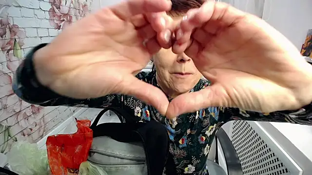 Snapshot of Cutie_Asya chatting on 11.25.25 Cutie Asya online show from 11.25.25