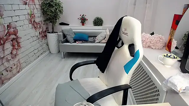 Snapshot of Cutie_Asya chatting on 12.04.25 Cutie Asya online show from 12.04.25