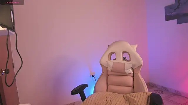 Snapshot of odelei chatting on 02.20.25 odelei online show from 02.20.25