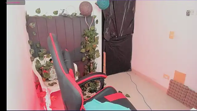 Snapshot of odelei chatting on 04.14.26 odelei online show from 04.14.26