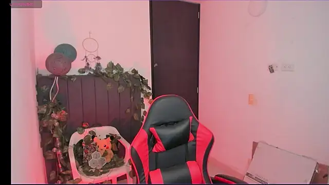 Snapshot of odelei chatting on 04.16.26 odelei online show from 04.16.26