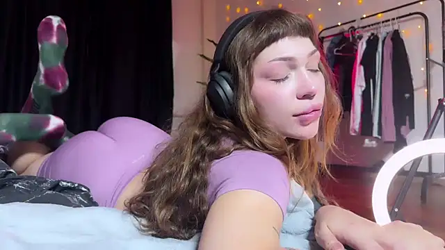 Snapshot of PaulaPratt chatting on 12.07.24 PaulaPratt online show from 12.07.24