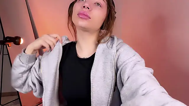 Snapshot of PaulaPratt chatting on 02.26.25 PaulaPratt online show from 02.26.25