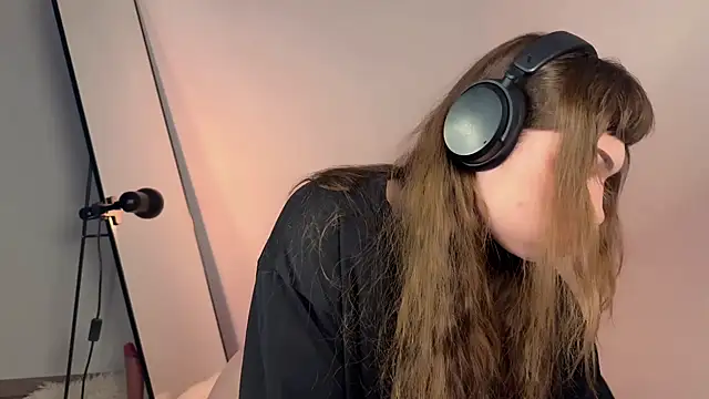 Snapshot of PaulaPratt chatting on 03.18.25 PaulaPratt online show from 03.18.25