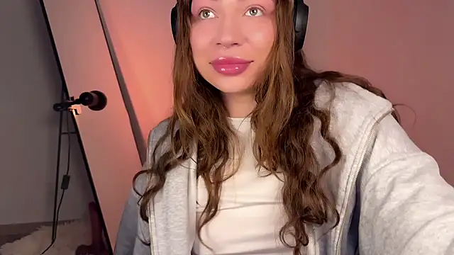 Snapshot of PaulaPratt chatting on 03.19.25 PaulaPratt online show from 03.19.25