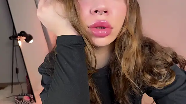 Snapshot of PaulaPratt chatting on 03.21.25 PaulaPratt online show from 03.21.25