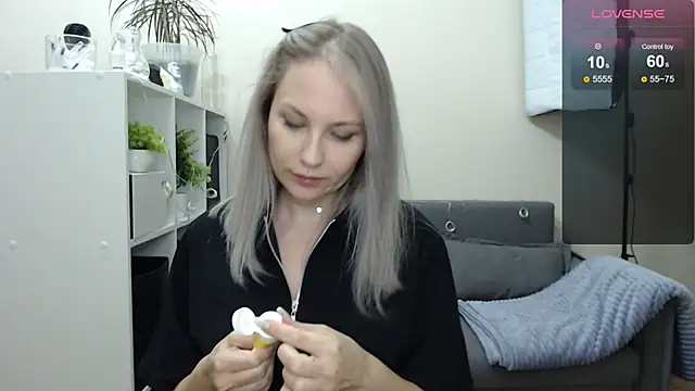 Snapshot of Sunny_bunny6 chatting on 12.20.24 Sunny bunny6 online show from 12.20.24