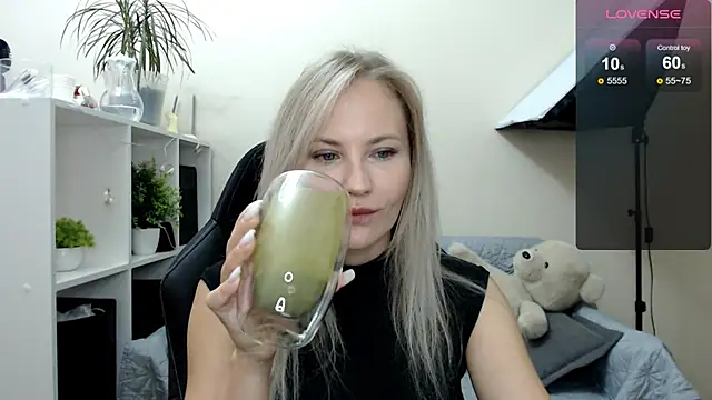 Snapshot of Sunny_bunny6 chatting on 09.22.25 Sunny bunny6 online show from 09.22.25