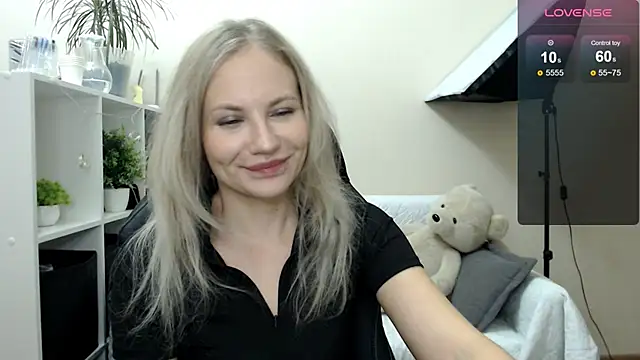 Snapshot of Sunny_bunny6 chatting on 10.15.25 Sunny bunny6 online show from 10.15.25