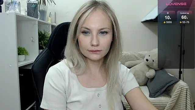 Snapshot of Sunny_bunny6 chatting on 10.24.25 Sunny bunny6 online show from 10.24.25