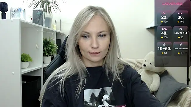 Snapshot of Sunny_bunny6 chatting on 10.28.25 Sunny bunny6 online show from 10.28.25