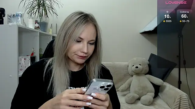 Snapshot of Sunny_bunny6 chatting on 12.01.25 Sunny bunny6 online show from 12.01.25