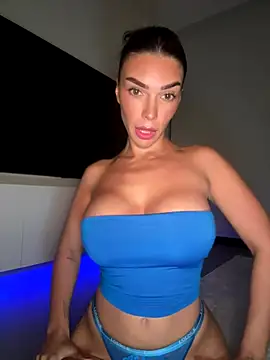 Snapshot of krissiswrld- chatting on 11.13.25 krissiswrld- online show from 11.13.25