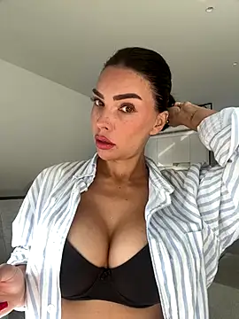 Snapshot of krissiswrld- chatting on 11.23.25 krissiswrld- online show from 11.23.25