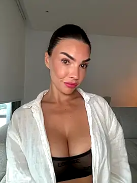 Snapshot of krissiswrld- chatting on 11.24.25 krissiswrld- online show from 11.24.25