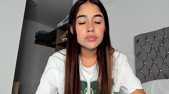 Snapshot of AriaMontgomery chatting on 12.12.24 AriaMontgomery online show from 12.12.24