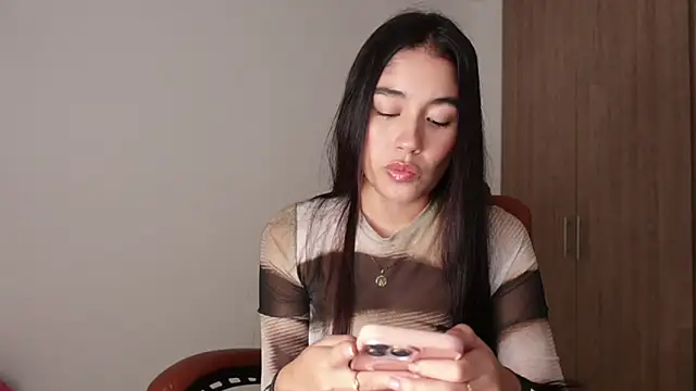 Snapshot of AriaMontgomery chatting on 11.17.25 AriaMontgomery online show from 11.17.25