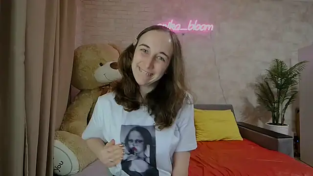 Snapshot of Anika_bloom chatting on 03.18.25 Anika bloom online show from 03.18.25