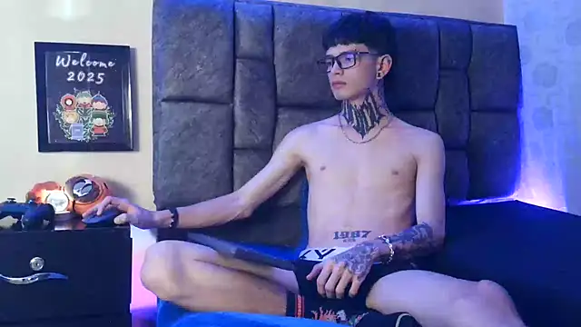 Snapshot of Dan_brownn chatting on 02.04.25 Dan brownn online show from 02.04.25