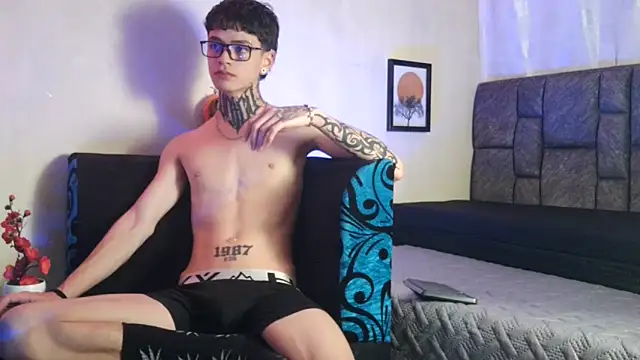 Snapshot of Dan_brownn chatting on 03.11.25 Dan brownn online show from 03.11.25