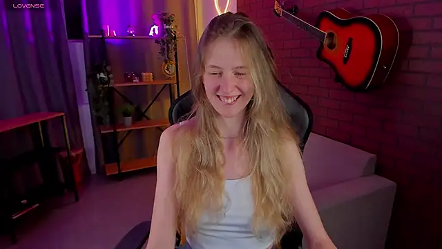 Snapshot of Sharon_Evansi chatting on 01.04.25 Sharon Evansi online show from 01.04.25