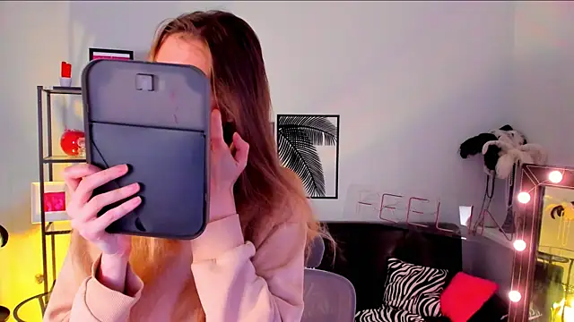 Snapshot of Sharon_Evansi chatting on 03.15.25 Sharon Evansi online show from 03.15.25