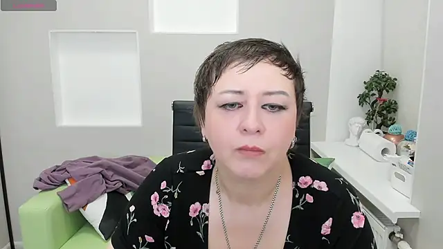 Snapshot of Dolorys chatting on 12.08.24 Dolorys online show from 12.08.24