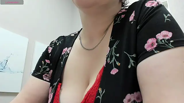 Snapshot of Dolorys chatting on 12.15.24 Dolorys online show from 12.15.24