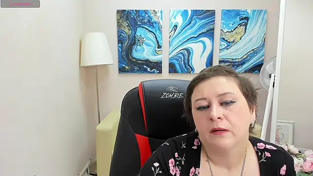 Snapshot of Dolorys chatting on 12.22.24 Dolorys online show from 12.22.24