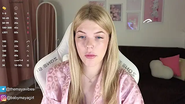 Snapshot of Maya_Rave chatting on 11.11.25 Maya Rave online show from 11.11.25