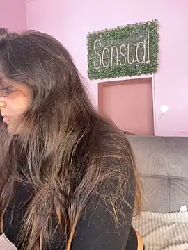 Snapshot of PoliBenett_ chatting on 01.06.25 PoliBenett  online show from 01.06.25