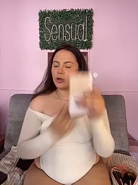 Snapshot of PoliBenett_ chatting on 01.10.25 PoliBenett  online show from 01.10.25