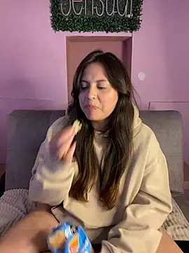 Snapshot of PoliBenett_ chatting on 01.14.25 PoliBenett  online show from 01.14.25