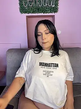 Snapshot of PoliBenett_ chatting on 02.10.25 PoliBenett  online show from 02.10.25