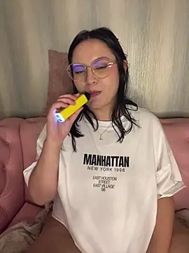 Snapshot of PoliBenett_ chatting on 02.28.25 PoliBenett  online show from 02.28.25