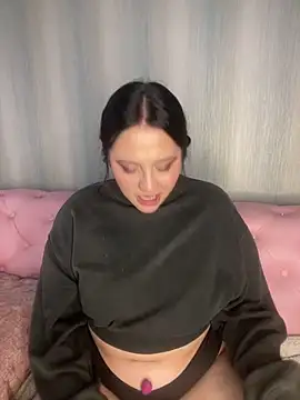 Snapshot of PoliBenett_ chatting on 03.05.25 PoliBenett  online show from 03.05.25