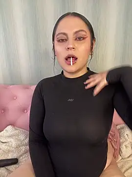 Snapshot of PoliBenett_ chatting on 03.06.25 PoliBenett  online show from 03.06.25