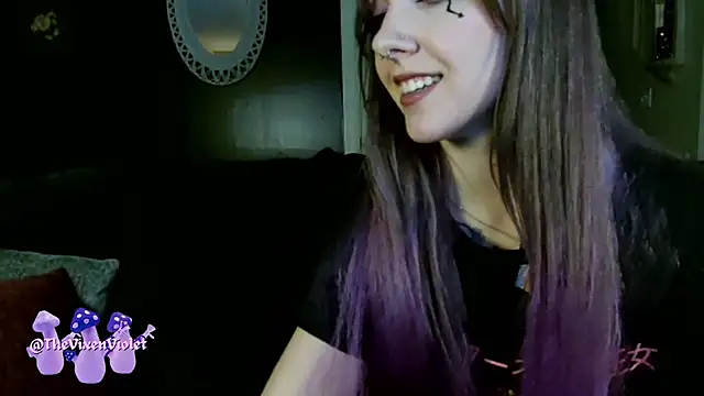 Snapshot of thevixenviolet chatting on 10.29.25 thevixenviolet online show from 10.29.25