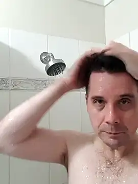 Snapshot of tilobinder chatting on 12.15.24 tilobinder online show from 12.15.24