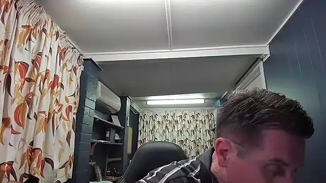 Snapshot of tilobinder chatting on 12.21.24 tilobinder online show from 12.21.24