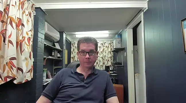 Snapshot of tilobinder chatting on 01.13.25 tilobinder online show from 01.13.25