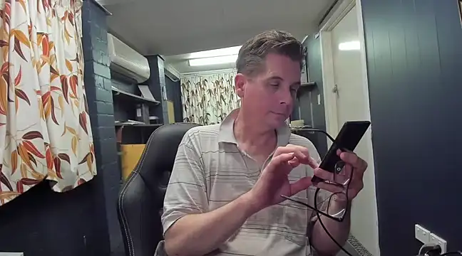 Snapshot of tilobinder chatting on 03.14.25 tilobinder online show from 03.14.25