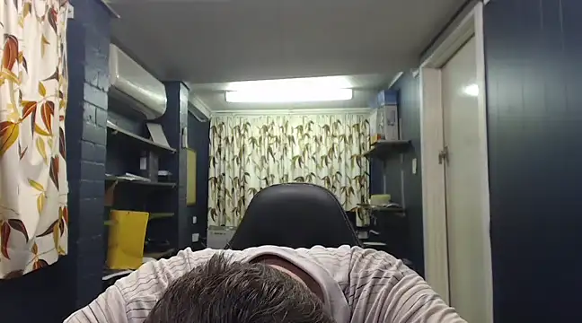 Snapshot of tilobinder chatting on 03.21.25 tilobinder online show from 03.21.25