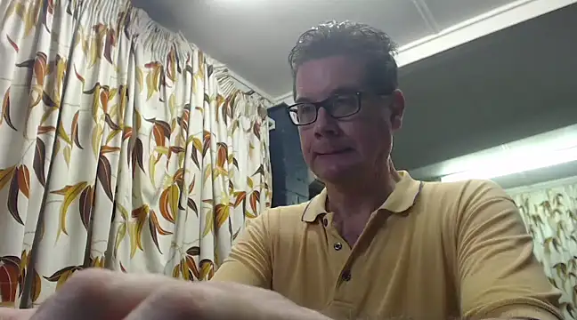 Snapshot of tilobinder chatting on 03.22.25 tilobinder online show from 03.22.25