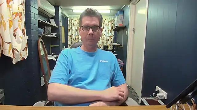 Snapshot of tilobinder chatting on 10.11.25 tilobinder online show from 10.11.25