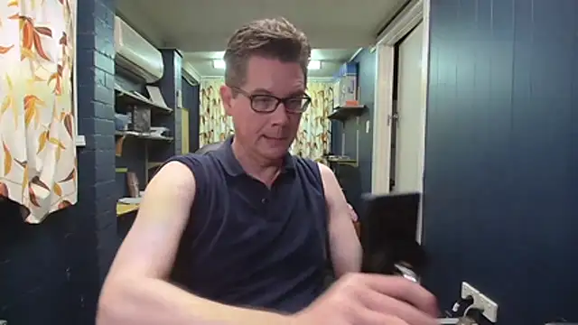 Snapshot of tilobinder chatting on 10.25.25 tilobinder online show from 10.25.25